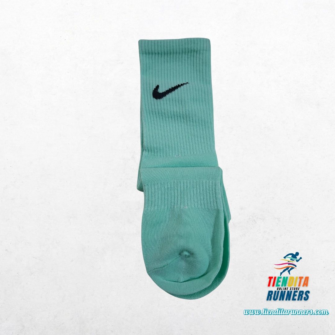 Media Nike Verde Algodón ligero de alto rendimiento